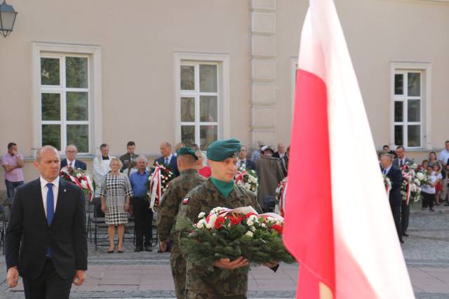 Złożenie kwiatów przez wiceburmistrza dr Dariusza Tracza