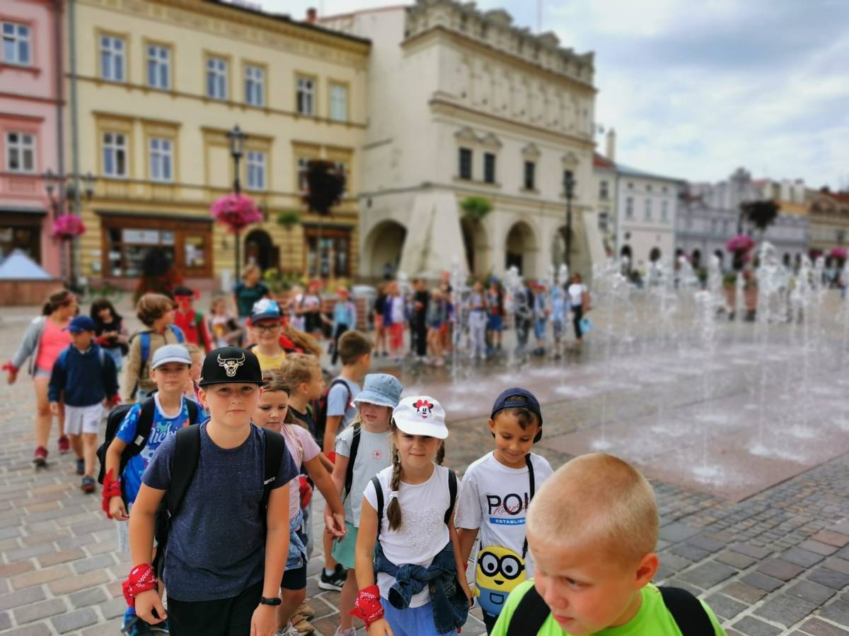 Uczestnicy półkolonii na jarosławskim Rynku