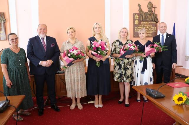 Uroczystość wręczenia aktów nadania stopnia nauczyciela mianowanego oraz powierzenia stanowiska dyrektora. 