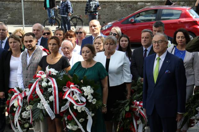 Delegacje do złożenia kwiatów