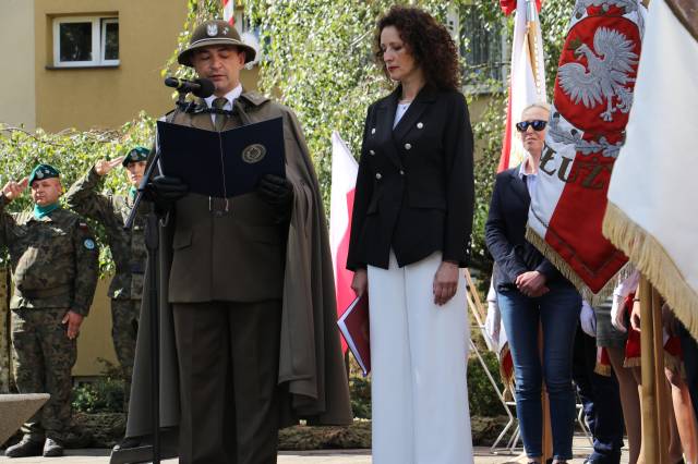 Prowadząca Barbara Wilk z ppor Maciejem Kołodziejem