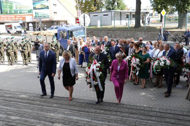 Złożenie kwiatów pod pomnikiem