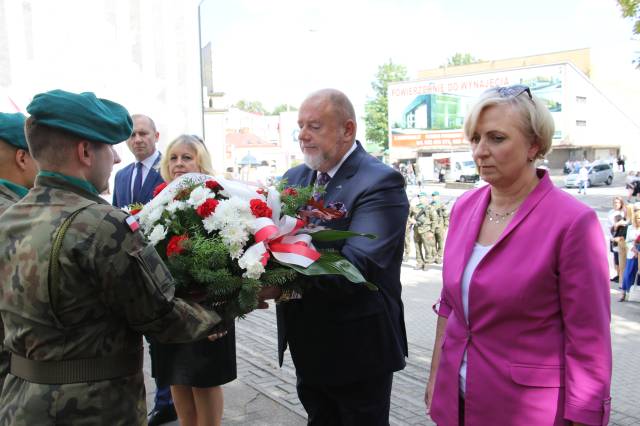 Złożenie kwiatów pod pomnikiem