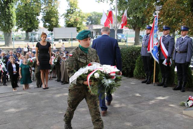 Złożenie kwiatów pod pomnikiem