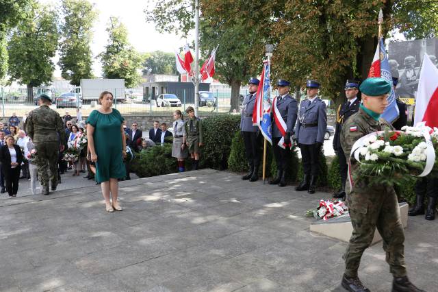 Złożenie kwiatów pod pomnikiem