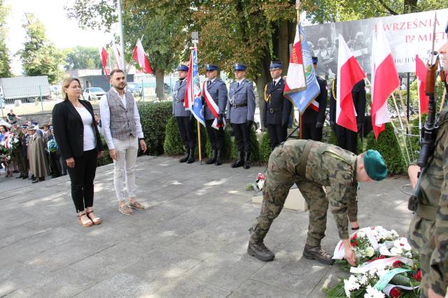 Złożenie kwiatów pod pomnikiem