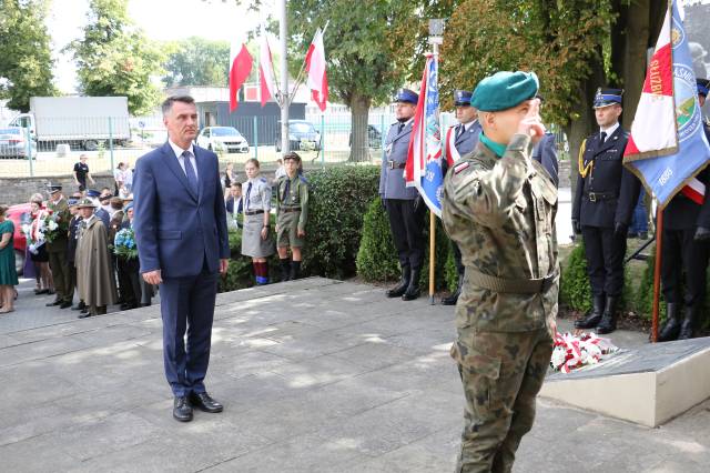 Złożenie kwiatów pod pomnikiem