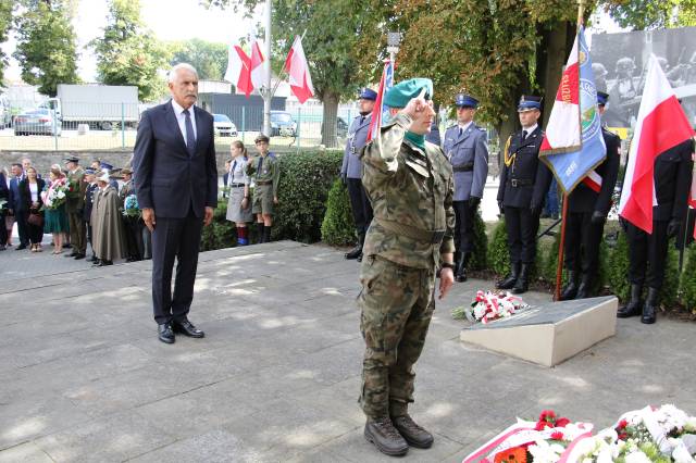 Złożenie kwiatów pod pomnikiem