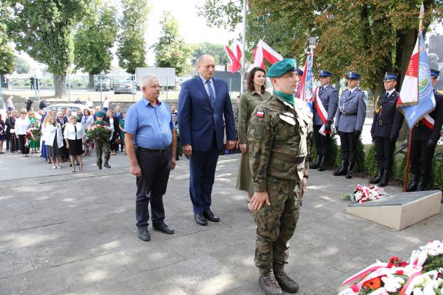 Złożenie kwiatów pod pomnikiem