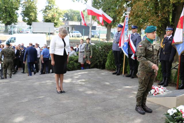 Złożenie kwiatów pod pomnikiem