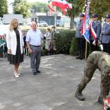 Złożenie kwiatów pod pomnikiem