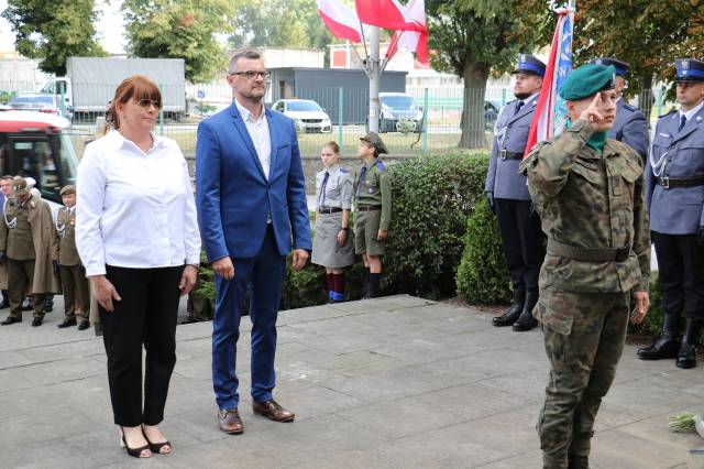 Złożenie kwiatów pod pomnikiem