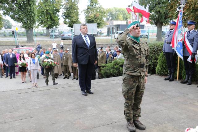 Złożenie kwiatów pod pomnikiem