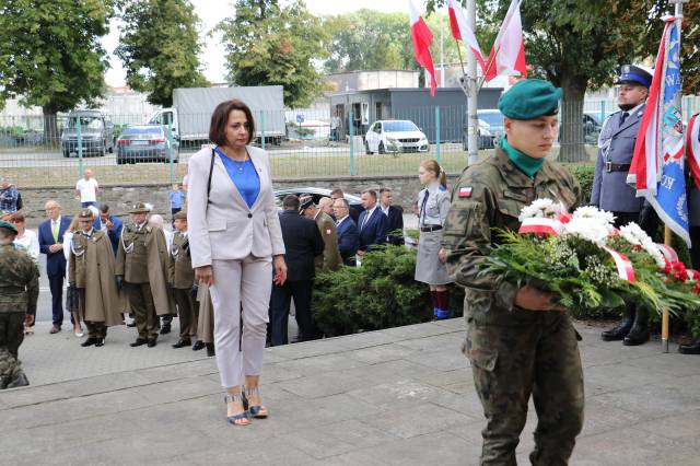 Złożenie kwiatów pod pomnikiem