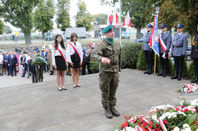 Złożenie kwiatów pod pomnikiem