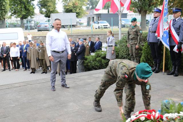 Złożenie kwiatów pod pomnikiem