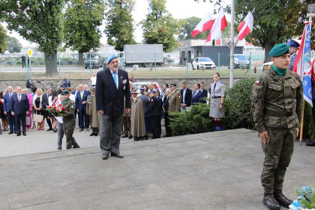 Złożenie kwiatów pod pomnikiem