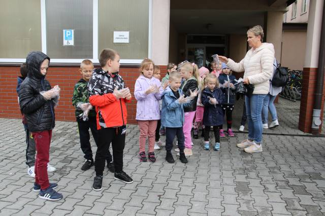 Szkoła Podstawowa nr 2 - najmłodsi uczniowie sprzątali teren wokół szkoły