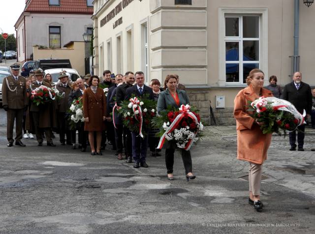 Delegacje do złożenia kwiatów pod pomnikiem