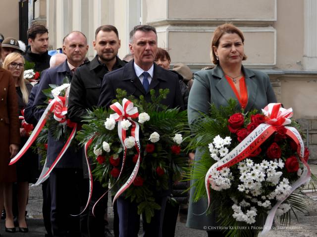 Złożenie kwiatów przez delegacje 