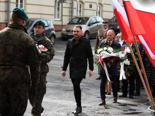 Złożenie kwiatów pod pomnikiem