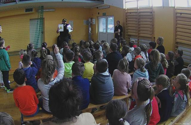 Spotkanie funkcjonariuszy Straży Miejskiej z najmłodszymi uczniami szkół podstawowych. 