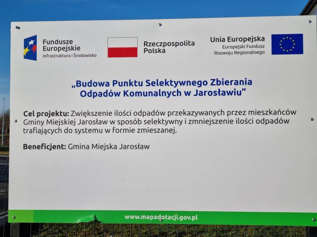 Tablica informująca o realizacji projektu pn. "Budowa Punktu Selektywnego Zbiernia Odpadów Komunalnych w Jarosławiu"