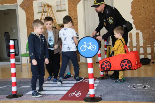 Prelekcja w przedszkolu dotyczącą zasad bezpieczeństwa w ruchu drogowym