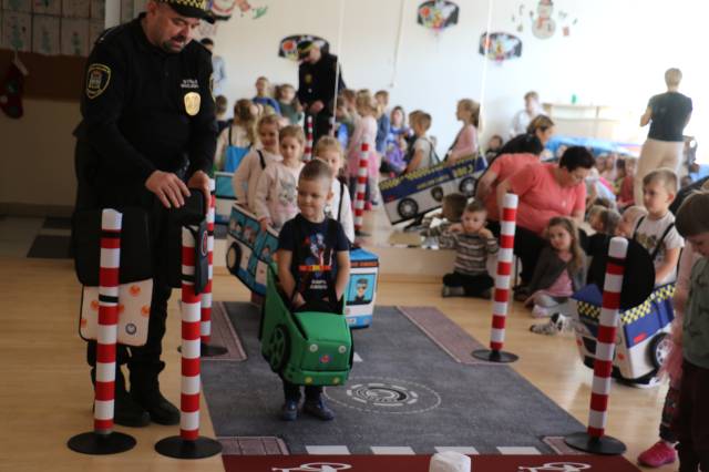 Prelekcja w przedszkolu dotyczącą zasad bezpieczeństwa w ruchu drogowym