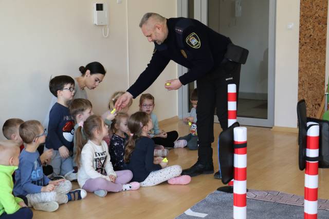 Prelekcja w przedszkolu dotyczącą zasad bezpieczeństwa w ruchu drogowym