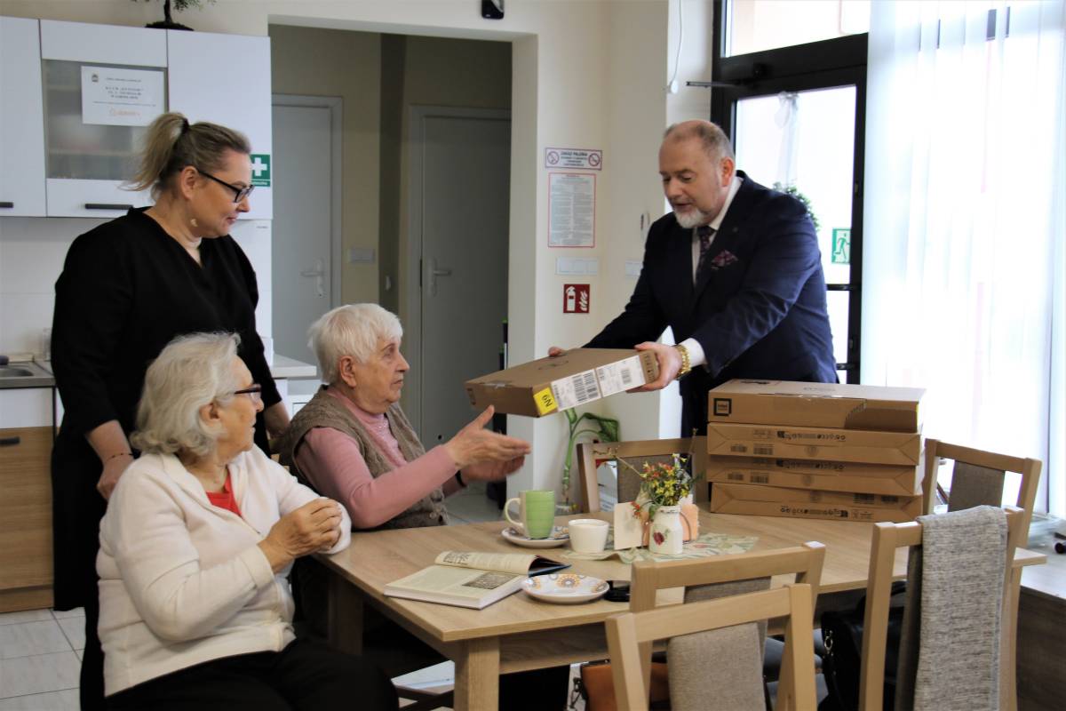 Burmistrz rozdaje laptopy seniorom