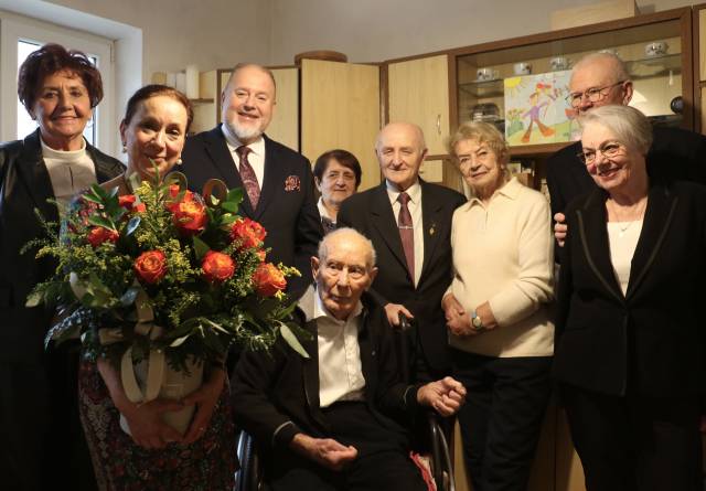 Kazimierz Kopeć świętuje setne urodziny. Życzenia w imieniu własnym i jarosławian złożył burmistrz Waldemar Paluch.