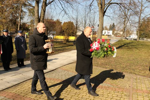 Burmistrz Waldemar Paluch wraz z zastępcą Dariuszem Traczem składają kwiaty pod pomnikiem