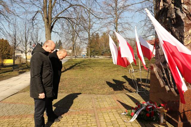 Burmistrz Waldemar Paluch wraz z zastępcą Dariuszem Traczem składają kwiaty pod pomnikiem