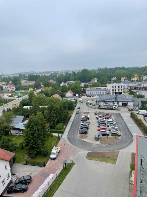 widok parkingu z drona