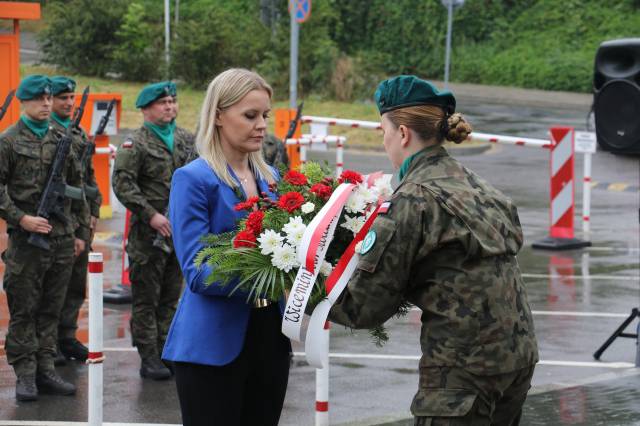 składanie kwiatów pod tablicą