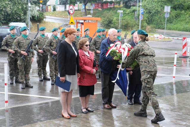 składanie kwiatów pod tablicą