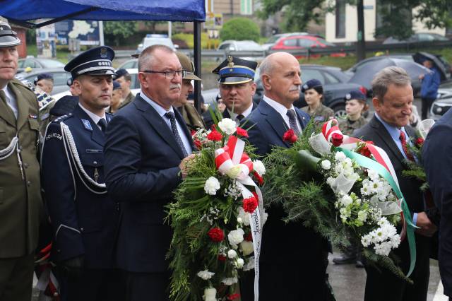 kwiaty składa zastępca burmistrza Wiesław Pirożek