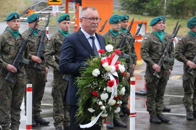 kwiaty składa zastępca burmistrza Wiesław Pirożek