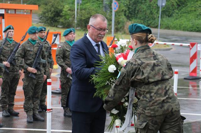 kwiaty składa zastępca burmistrza Wiesław Pirożek