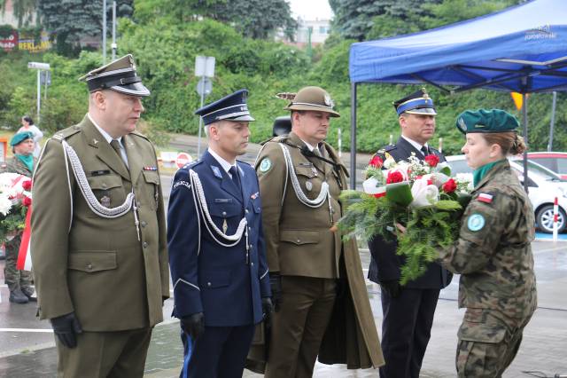 kwiaty składają przedstawiciele służb mundurowych