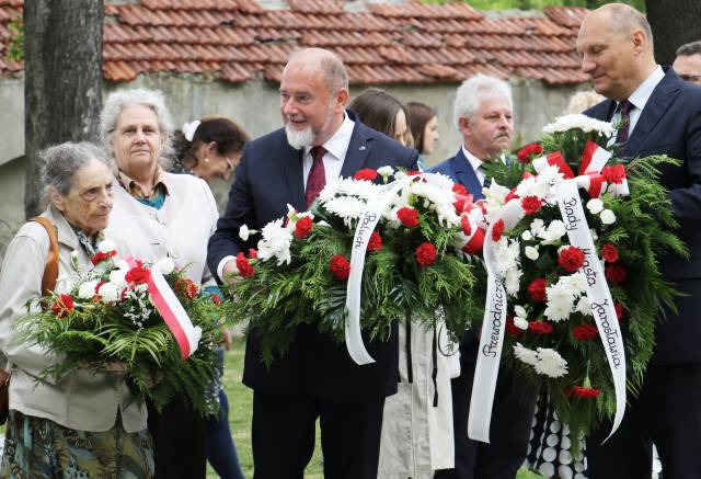 Złożenie kwiatów pod tablica poświęconą bł. o. Michałowi Czartoryskiemu OP