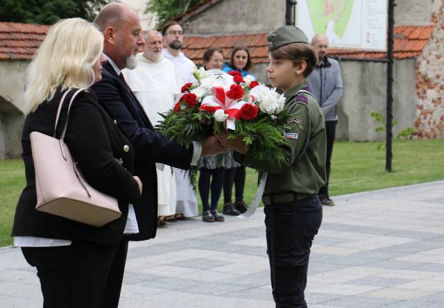 Złożenie kwiatów pod tablica poświęconą bł. o. Michałowi Czartoryskiemu OP