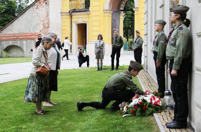 Złożenie kwiatów pod tablica poświęconą bł. o. Michałowi Czartoryskiemu OP