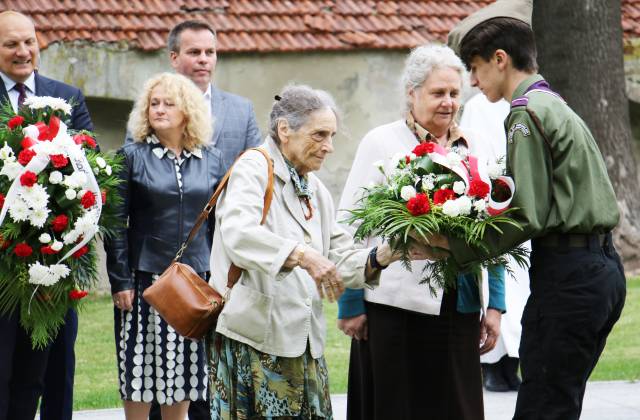 Złożenie kwiatów pod tablica poświęconą bł. o. Michałowi Czartoryskiemu OP