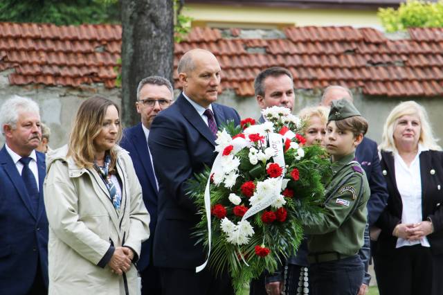 Złożenie kwiatów pod tablica poświęconą bł. o. Michałowi Czartoryskiemu OP