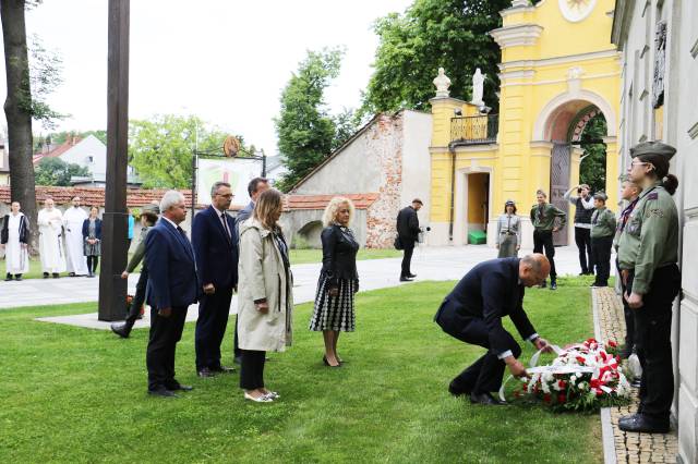 Złożenie kwiatów pod tablica poświęconą bł. o. Michałowi Czartoryskiemu OP