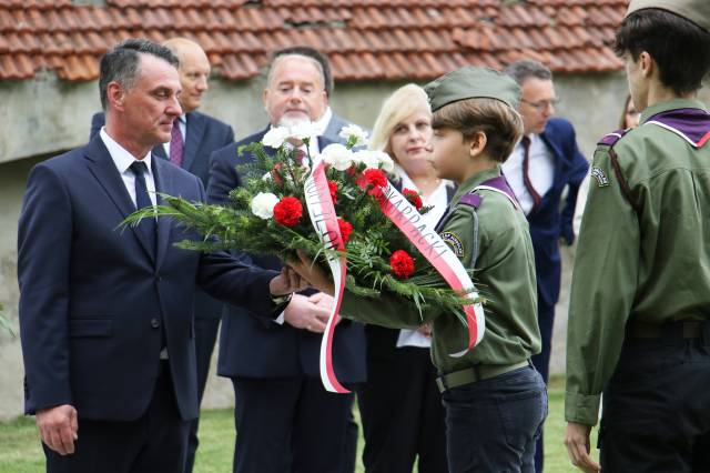 Złożenie kwiatów pod tablica poświęconą bł. o. Michałowi Czartoryskiemu OP