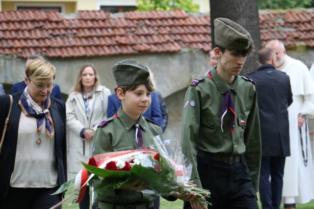 Złożenie kwiatów pod tablica poświęconą bł. o. Michałowi Czartoryskiemu OP