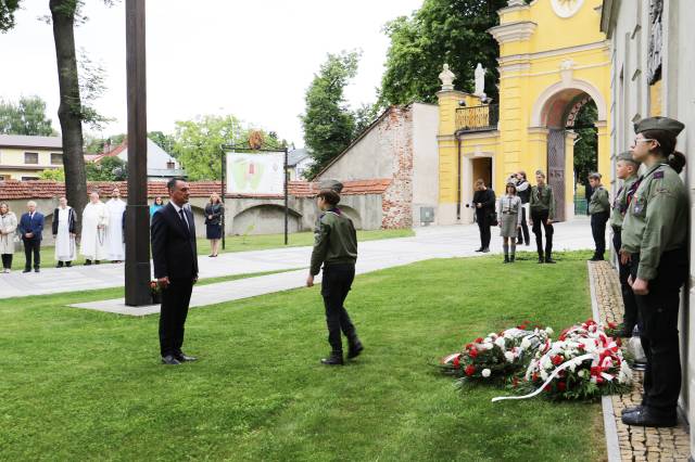 Złożenie kwiatów pod tablica poświęconą bł. o. Michałowi Czartoryskiemu OP